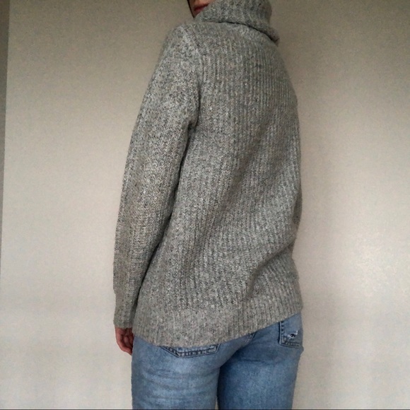 Light gray turtleneck sweater - Picture 3 of 4